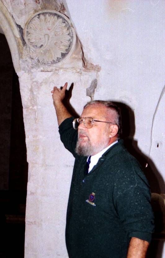 В.В.Кавельмахер делает доклад о раскрытом им западном портале Троицкой (ныне Покровской) церкви. 1 ноября 2000 г.