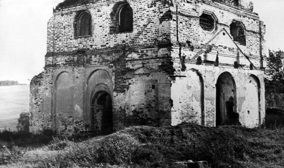 Северо-западная часть Покровской церкви. Впереди руины Петропавловского придела.