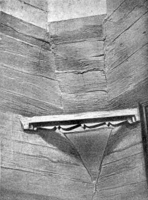 Брусковая скоба в углу верхнего конца церковного сруба. С. Камянече Уманского уезда