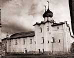 Илл. 15. Трапезная палата с Успенской церковью. После реставрации.