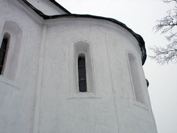 Церковь Рождества Богородицы в Городне. Окна в апсидах.