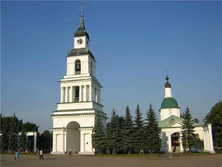 Колокольня и церковь в селе Слободском.
