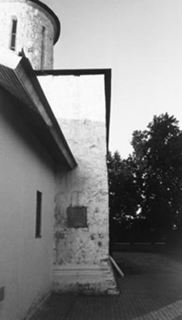 Никольская церковь в Каменском. На фоне строго вертикальной стены западного притвора рубежа XX и XXI веков хорошо видна дисторсия южной стены храма.